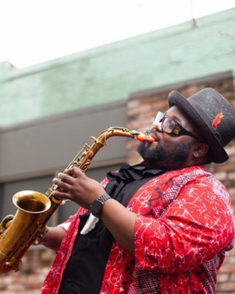 Le saxophoniste de jazz Godwin Louis joue un bec de saxophone Syos