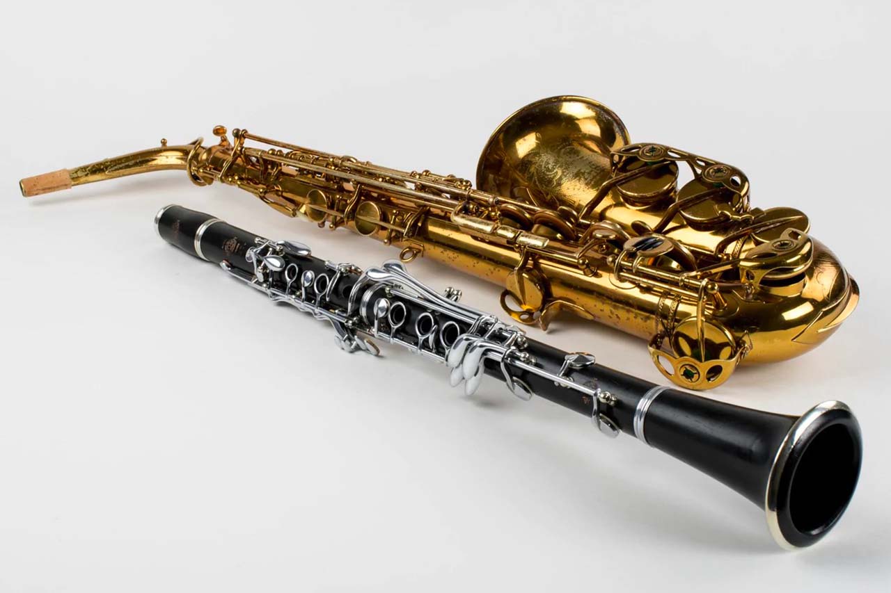 A saxophone goes to the octave while a clarinet goes to the twelfth; but why? - Syos