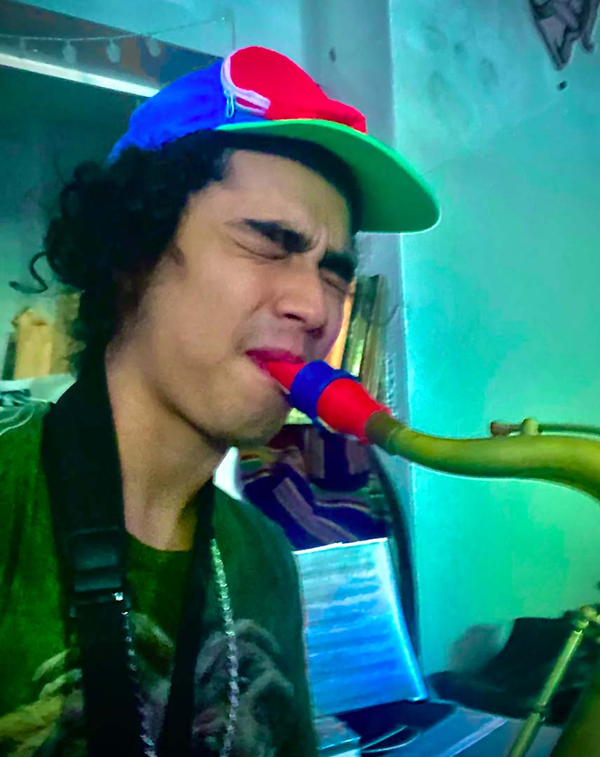 Iban Lee plays Syos on tenor saxophone