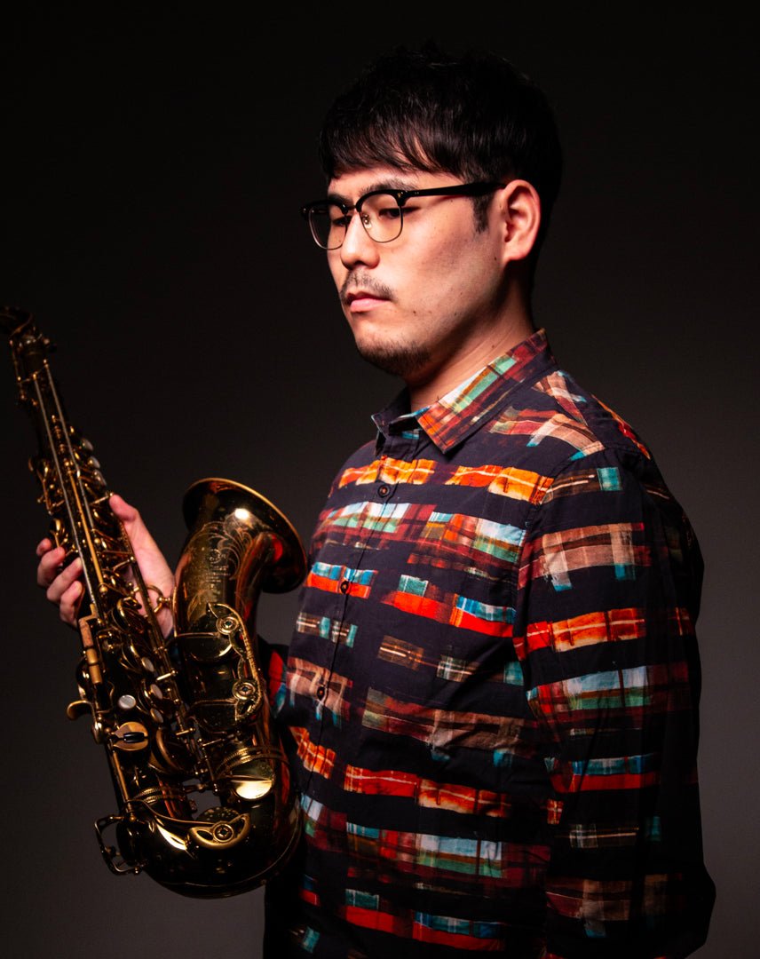 Yu Kuga plays Syos on his tenor saxophone